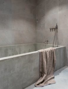 Reforma de baño completa con micro-cemento.
